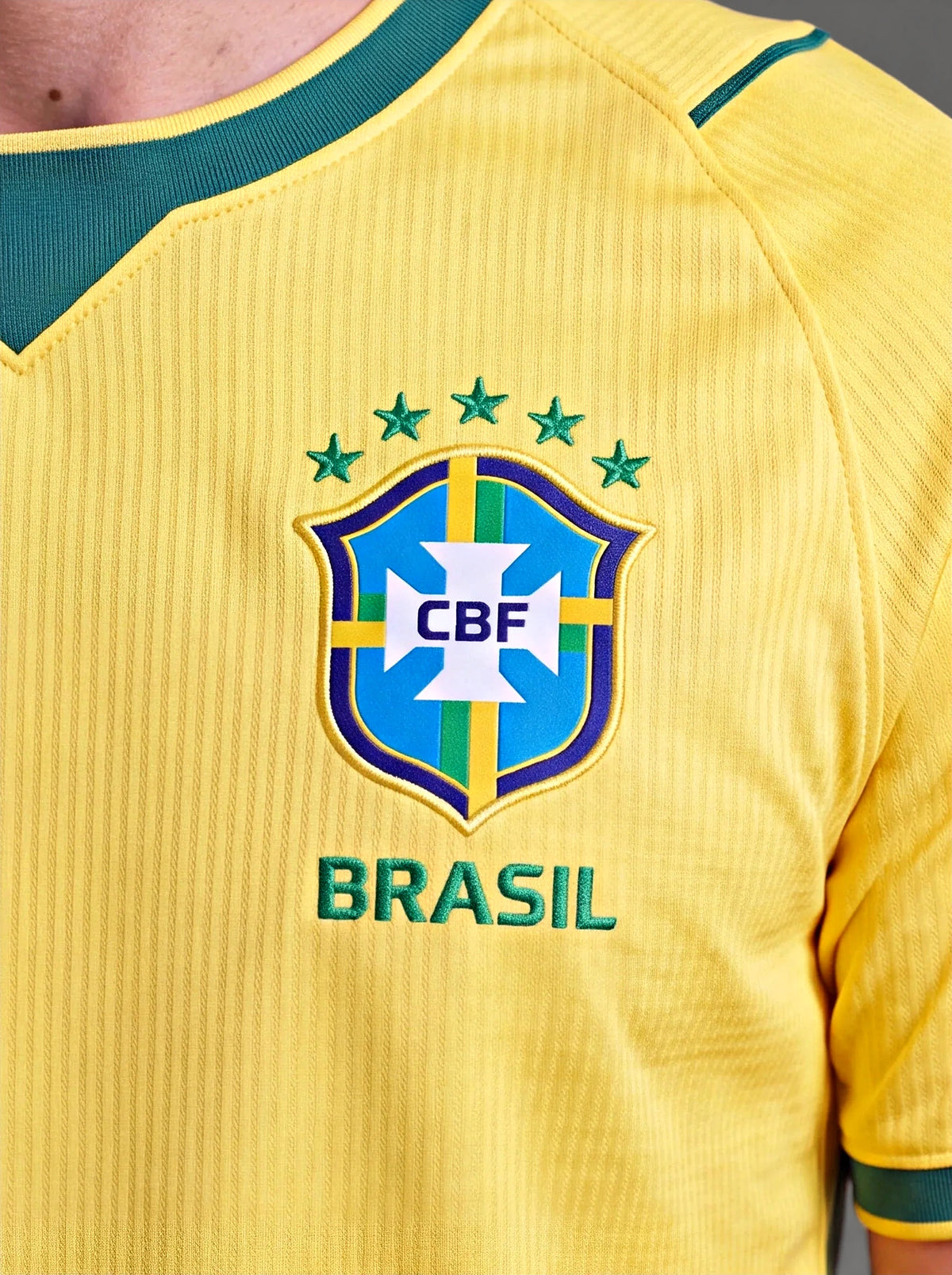 Camisa Torcedor Seleção Brasil Amarela I 26/27 - escudo