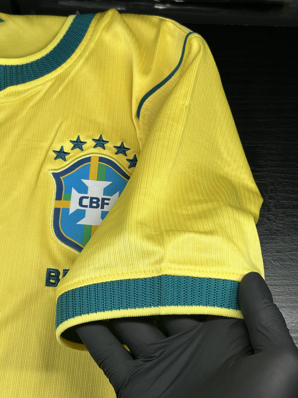 Camisa Torcedor Seleção Brasil Amarela I 26/27 - manga e escudo
